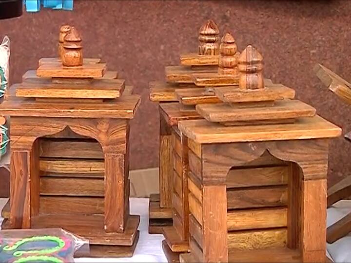 त्यामध्ये विणकाम, हातमाग, सुतार काम आणि लोहार कामातून तयार केलेल्या आकर्षक वस्तूंचा समावेश आहे.