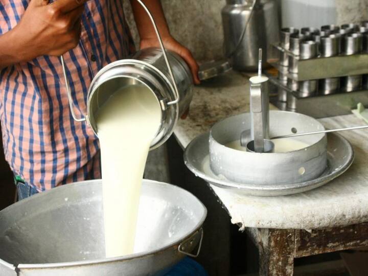 Private milk price hike 2 rupees per litre know full details Milk Price : ஒன்றரை ஆண்டில் 6வது முறை...! தனியார் பால் பாக்கெட்டுகள் விலை உயர்வு..! அதிர்ச்சியில் மக்கள்..