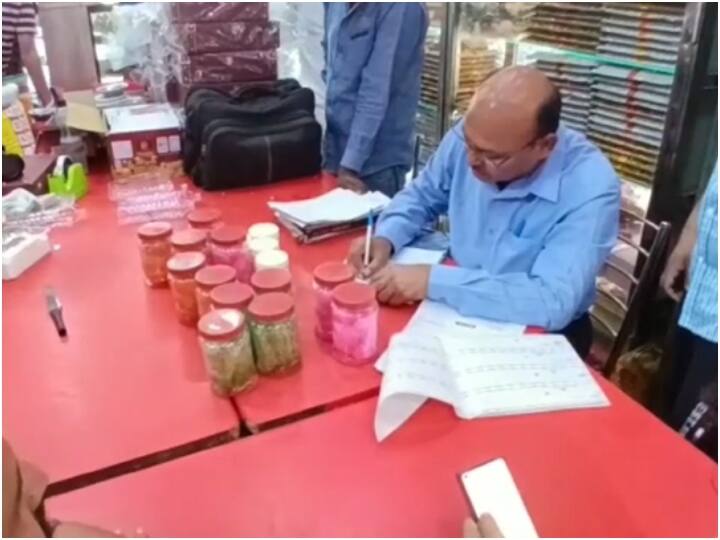 shamli food department raided bagatji sweets after tax department raid ann Shamli: शामली की प्रसिद्ध मिठाई की दुकान पर छापा, मिठाइयों और घी के सैंपल जांच के लिए भेज गए