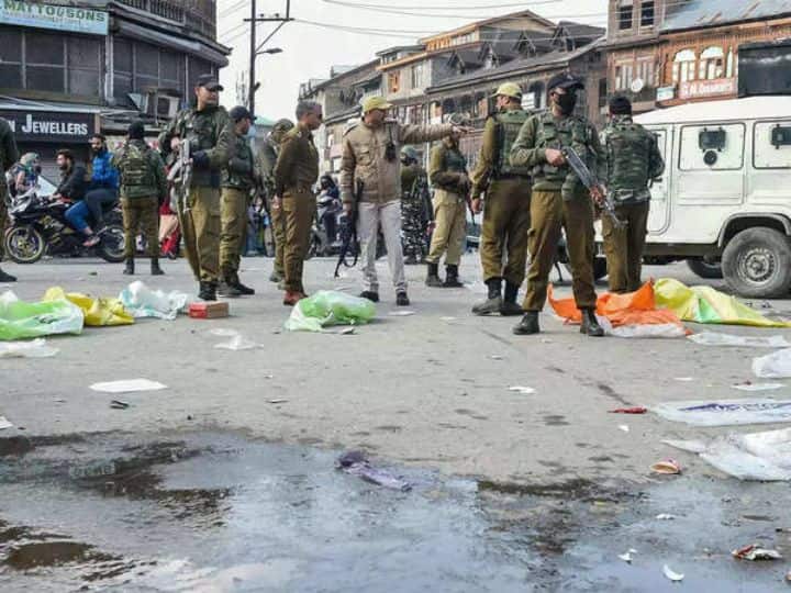 Jammu Railway Station 18 detonators and some wires recovered Explosive materials packed in 2 boxes ann जम्मू में आतंकी साजिश नाकाम!  रेलवे स्टेशन से मिला बैग- 18 डेटोनेटर समेत संदिग्ध पाउडर बरामद