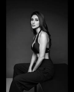 Mouni Roy Pics: ब्लैक एंड व्हाइट फोटोज में कातिलाना नजरों से वार करती दिखीं मौनी रॉय, सामने आईं ऐसी तस्वीरें