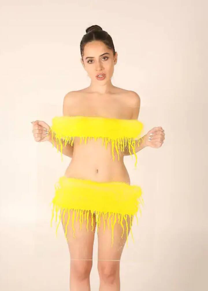 ਟੀਵੀ ਦੀ ਸਭ ਤੋਂ ਬੋਲਡ ਅਦਾਕਾਰਾ ਉਰਫੀ ਜਾਵੇਦ ਆਪਣੇ ਅਜੀਬ ਫੈਸ਼ਨ ਸੈਂਸ ਲਈ ਜਾਣੀ ਜਾਂਦੀ ਹੈ। ਇਹੀ ਕਾਰਨ ਹੈ ਕਿ ਉਰਫੀ ਦੀਆਂ ਤਸਵੀਰਾਂ ਅਤੇ ਵੀਡੀਓਜ਼ ਸੋਸ਼ਲ ਮੀਡੀਆ 'ਤੇ ਵੀ ਵਾਇਰਲ ਹੁੰਦੀਆਂ ਰਹਿੰਦੀਆਂ ਹਨ। ਦੂਜੇ ਪਾਸੇ ਉਰਫੀ ਦੀ ਇਸ ਡਰੈਸਿੰਗ ਸੈਂਸ ਨੂੰ ਦੇਖ ਕੇ ਹਰ ਕੋਈ ਜਾਣਨਾ ਚਾਹੁੰਦਾ ਹੈ ਕਿ ਉਸ ਦੇ ਕੱਪੜੇ ਕੌਣ ਡਿਜ਼ਾਈਨ ਕਰਦਾ ਹੈ। ਜੇਕਰ ਤੁਸੀਂ ਵੀ ਉਨ੍ਹਾਂ ਵਿੱਚੋਂ ਇੱਕ ਹੋ, ਤਾਂ ਇਸ ਰਿਪੋਰਟ ਵਿੱਚ ਅਸੀਂ ਤੁਹਾਨੂੰ ਅਭਿਨੇਤਰੀ ਦੇ ਡਿਜ਼ਾਈਨਰ ਨਾਲ ਜਾਣੂ ਕਰਵਾਉਂਦੇ ਹਾਂ...