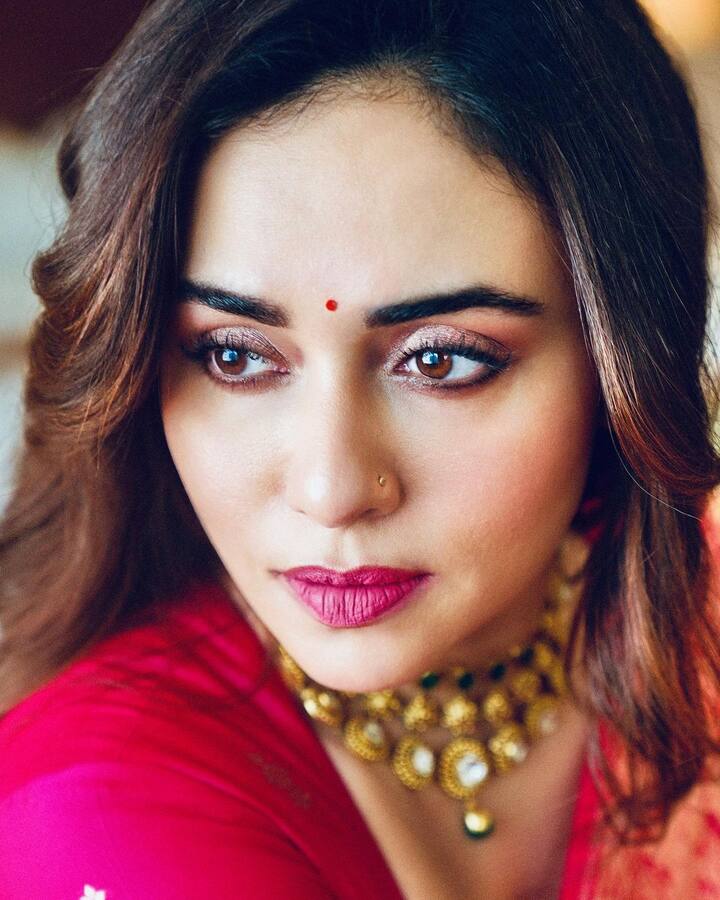 अमृता तिच्या नृत्यशैलीनं नेहमीच प्रेक्षकांची मनं जिंकते. (Amruta Khanvilkar/Instagram)