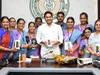అంగన్‌వాడీల్లో క్వాలిటీ, క్వాంటిటీపై ప్రభుత్వం ఫోకస్- సిబ్బందికి సెల్‌ఫోన్లు పంపిణీ