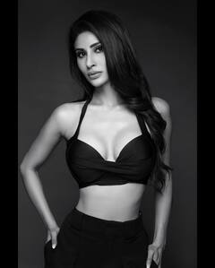 PHOTO: मौनी रॉयचं ब्लॅक अँड व्हाईट फोटोशूट; दिसतेय खूपच हॉट!