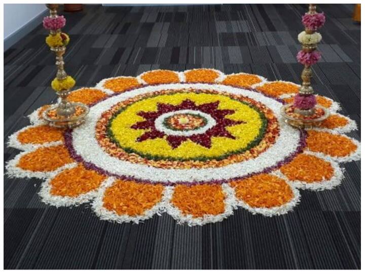 दिवाली के लिए ये खूबसूरत रंगोली का डिजाइन काफी सिंपल है. इसे गेंदा और गुलाब के फूलों से बनाया जा सकता है.