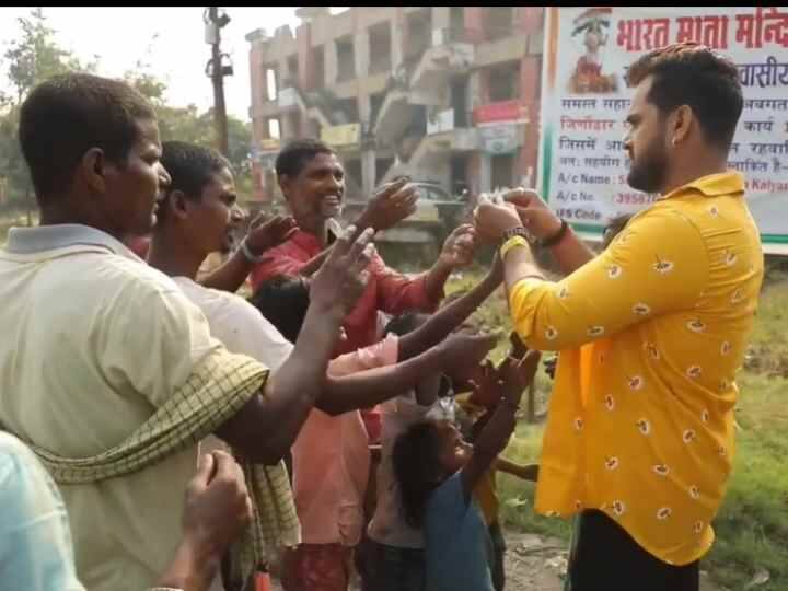 Bhojpuri Actor Khesari Lal Yadav Gives 500 rs to poor people on last diwali Diwali पर Khesari Lal Yadav ने बांटे 500 के नोट, जरूरतमंदों की सहायता करते दिखे थे एक्टर