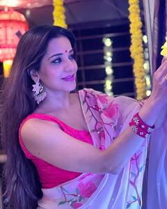 Monalisa Photos: दिवाली पर आपको भी लगना है स्टाइलिश, तो मोनालिसा के ये साड़ी लुक आएंगे आपके काम