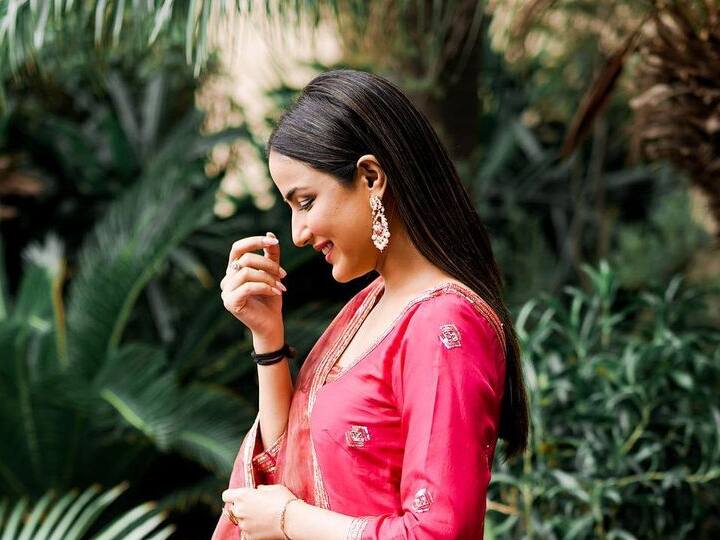 सध्या अभिनेत्री तिच्या चित्रपटाचे जोरदार प्रमोशन करत आहे. तिचा हा देसी अवतारही या चित्रपटाच्या प्रमोशनदरम्यान आहे. (फोटो सौजन्य :/jasminbhasin2806/इंस्टाग्राम)
