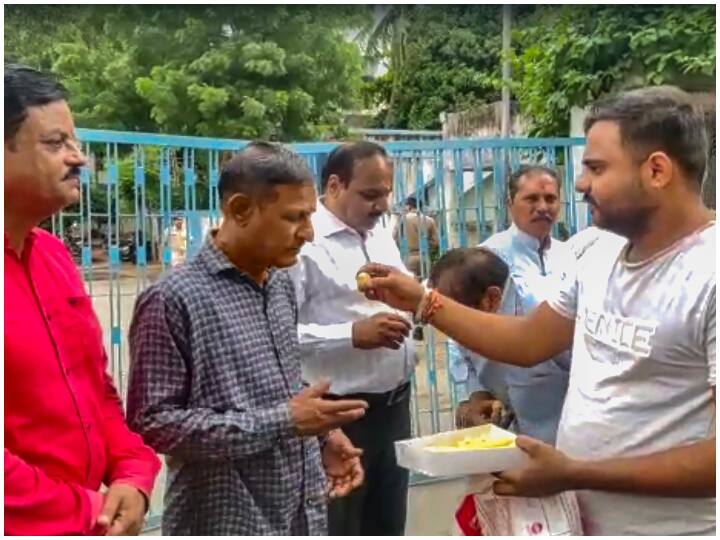 बिलकिस बानो केस: रिहाई से पहले 11 में 10 दोषी 1000 से ज्यादा दिन रहे थे जेल से बाहर, एक ने काटी 1576 दिन की छुट्टी Bilkis Bano Case Convicts 10 of 11 were on Parole Furlough and Temporary Bail for more than 1000 days each before release बिलकिस बानो केस: रिहाई से पहले 11 में 10 दोषी 1000 से ज्यादा दिन रहे थे जेल से बाहर, एक ने काटी 1576 दिन की छुट्टी
