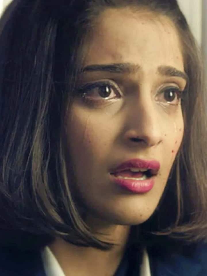 फिल्म 'नीरजा' (Neerja) में सोनम कपूर लीड रोल में नजर आई थीं, लेकिन रिपोर्ट्स के मुताबिक, यह फिल्म पहले आलिया भट्ट को ऑफर हुई थी. मगर फिल्म के निर्माता को लगा था कि एयर होस्टेस के किरदार के लिए आलिया की हाईट कम है. इसकी भनक जब एक्ट्रेस को लगी तो उन्होंने खुद इस ऑफर को ठुकरा दिया.