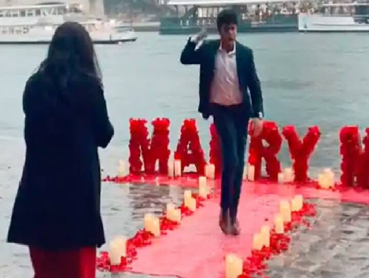 Watch: Man Proposes To Girlfriend On Shah Rukh Khan Song In Front of Eiffel Tower, Internet Divided Watch Video : ஈஃபிள் டவர் முன்னால் நின்று சொன்ன காதல்.. இது செம்ம ப்ரொபோசல் வீடியோ..