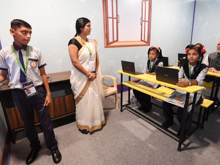 पीएम मोदी ने कहा- आज गुजरात अमृत काल की अमृत पीढ़ी के निर्माण की तरफ बहुत बड़ा कदम उठा रहा है. विकसित भारत के लिए, विकसित गुजरात के निर्माण की तरफ ये एक मील का पत्थर सिद्ध होने वाला है.