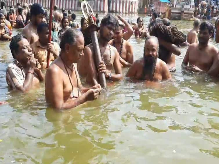 Panchamurthy from Mayiladuthurai Shivalayams performed Tirthawari at Tulakat Cauvery TNN மயிலாடுதுறையில் பஞ்ச மூர்த்திகள் துலாக்கட்ட காவிரியில் எழுந்தருளி தீர்த்தவாரி