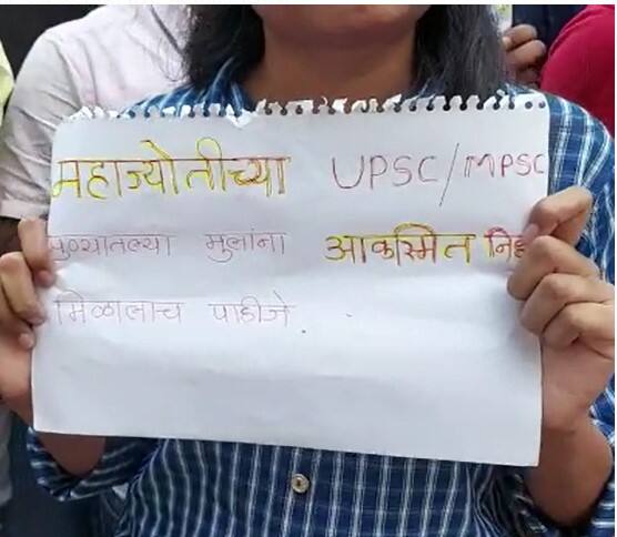 बारटी आणि सारथीप्रमाणेच वागणूक द्या, अशी मागणी विद्यार्थ्यांनी केली आहे.