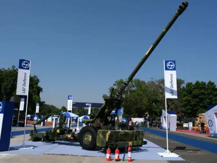 गांधीनगर में मंगलवार को डिफेंस एक्सपो 2022 के दौरान अपने गोला-बारूद के साथ हल्का लड़ाकू हेलीकॉप्टर प्रचंड. (स्रोत: पीटीआई)