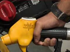 फ्रांस में ईंधन किल्लत और बढ़ती महंगाई के विरोध में मैक्रों सरकार के खिलाफ सड़कों पर जनता