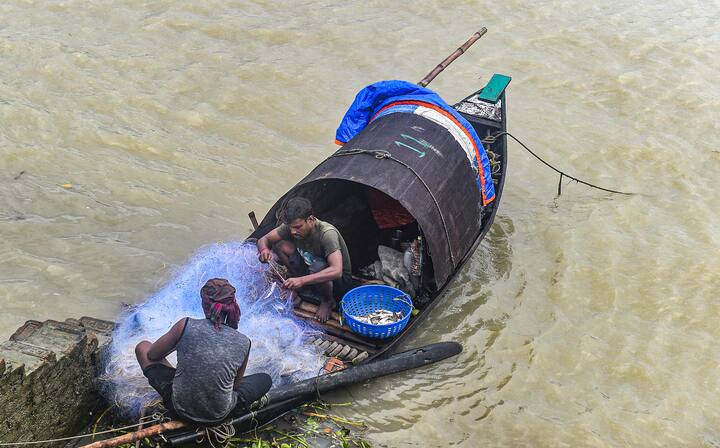 আলিপুর আবহাওয়া দফতর সূত্রে খবর, আগামী ২৪ ঘণ্টার মধ্যে বর্ষা দক্ষিণবঙ্গ থেকে বিদায় নেবে। তারপর পরিবর্তন হবে আবহাওয়ার।