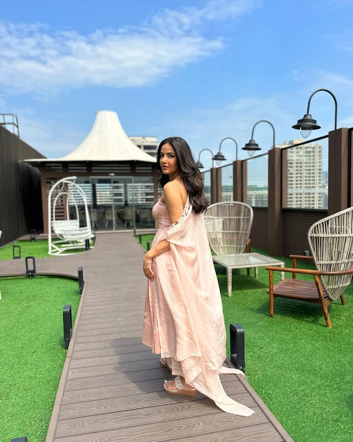 प्रसिद्ध टीव्ही अभिनेत्री जास्मिन भसीन आजकाल सतत चर्चेत असते. कधी तिच्या वैयक्तिक आयुष्यामुळे, कधी लूकमुळे, तर कधी तिच्या प्रोजेक्ट्समुळे, जास्मिन लोकांचे लक्ष वेधून घेते. (फोटो सौजन्य :/jasminbhasin2806/इंस्टाग्राम)