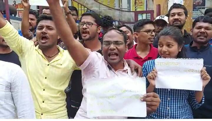 पुण्यातील अहिल्या शिक्षण मंडळाबाहेर एमपीएससी करणारे विद्यार्थी आक्रमक झाले आहेत.