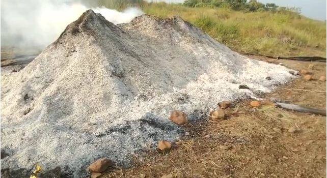 शेतकऱ्यांनी हाताला जे सोयाबीन लागतंय ते जमा करुन ठेवलं असताना त्यालाही आग लावल्याचं काम केलं जात आहे.