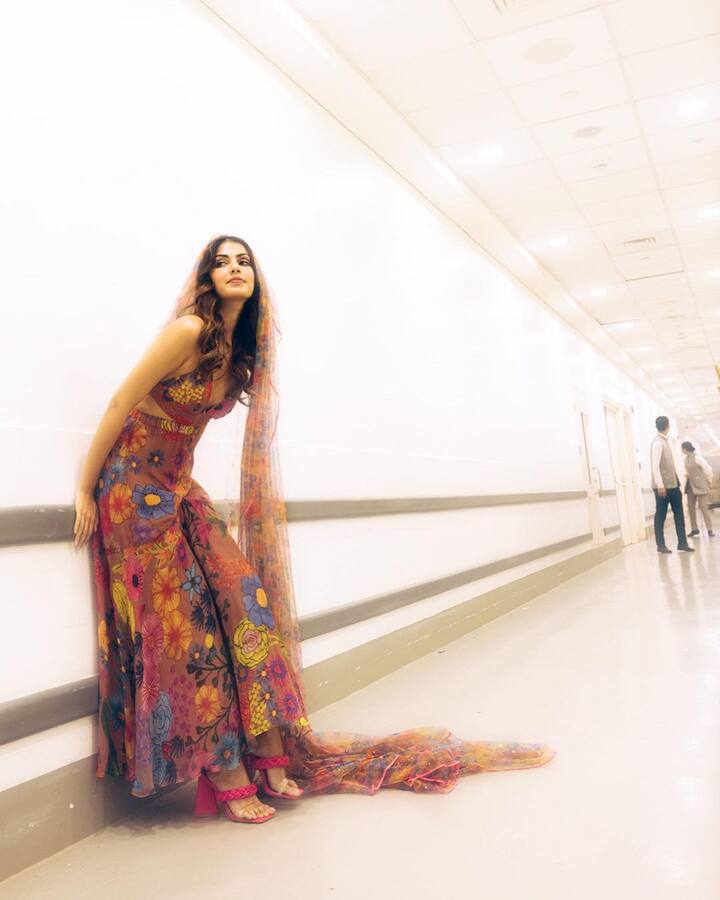 बॉलिवूड अभिनेत्री रिया चक्रवर्ती नेहमीच तिच्या सौंदर्यामुळे आणि स्टायलिश ड्रेसिंग सेन्समुळे चर्चेत असते.