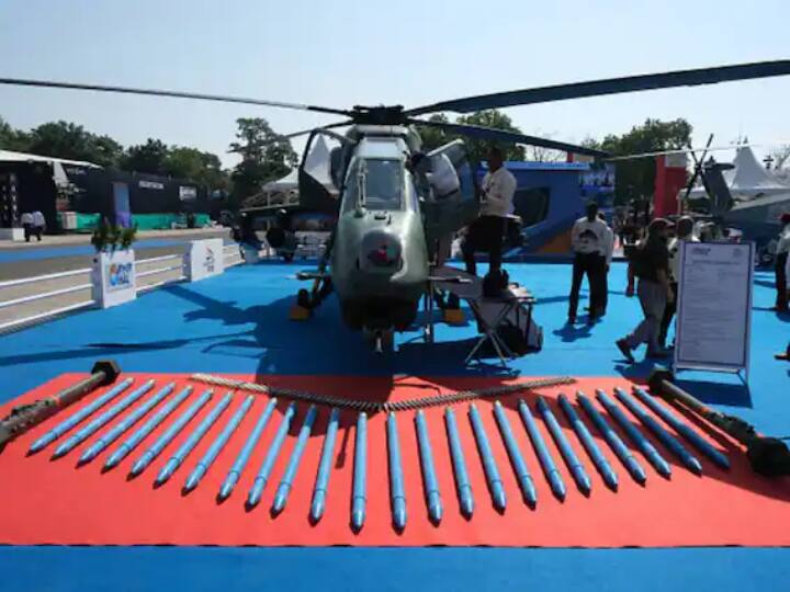 मंगलवार को गांधीनगर में डिफेंस एक्सपो 2022 के दौरान भारतीय सेना पिनाका एमएलआर मिसाइलों का प्रदर्शन किया गया. (स्रोत: पीटीआई)