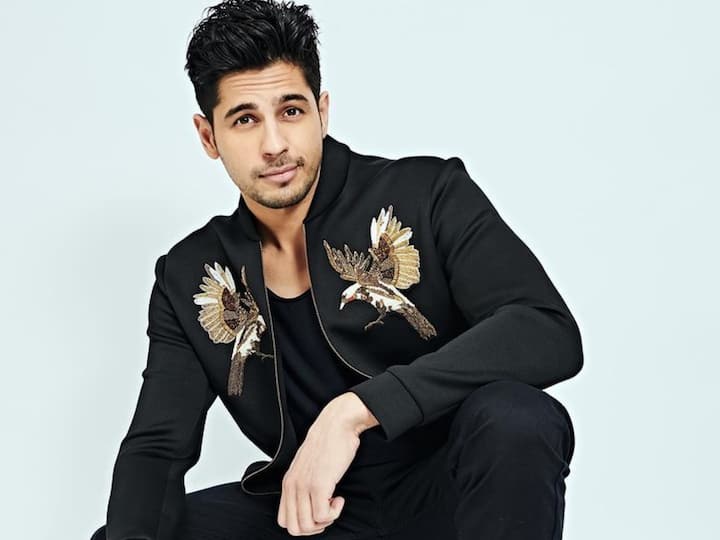 Siddharth Malhotra: बॉलीवुड फिल्म 'शेरशाह' में अपने बेहतरीन काम से दर्शकों को दिल जीतने वाले सिद्धार्थ मल्होत्रा (Siddharth Malhotra) अब किसी पहचान के मोहताज नही है. एक्टर की दिवाली पर होने वाली 'थैंक गॉड' से एक बार फिर बड़े पर धमाकेदार एंट्री करने वाले हैं. बहुत कम लोग जानते हैं कि 'स्टूडेंट ऑफ द ईयर' से अपना करियर शुरू करने वाले सिद्धार्थ ने इस मुकाम तक पहुंचने के लिए कई संघर्षों का सामना किया है. चलिए जानते हैं कैसी है उनकी अभी तक की जर्नी...
