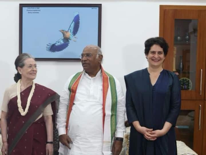 Congress President 2022: मल्लिकार्जुन खड़गे को सोनिया गांधी ने मिलकर दी बधाई, प्रियंका गांधी बोलीं- विचारधारा को मिलेगी मजबूती