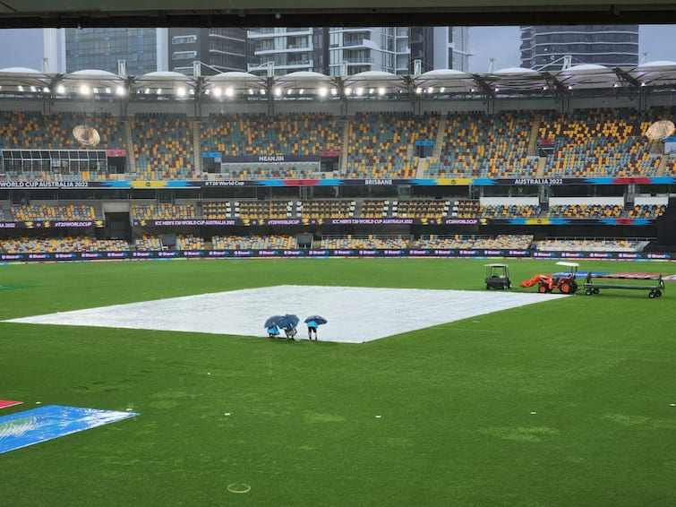 NZ vs IND:  Toss delayed due to rain The Gabba, Brisbane, NZ vs IND: भारत-न्यूझीलंड सामन्यात पावसाचं व्यत्यय; नाणेफेकीला उशीर, कधी सुरू होणार सामना?