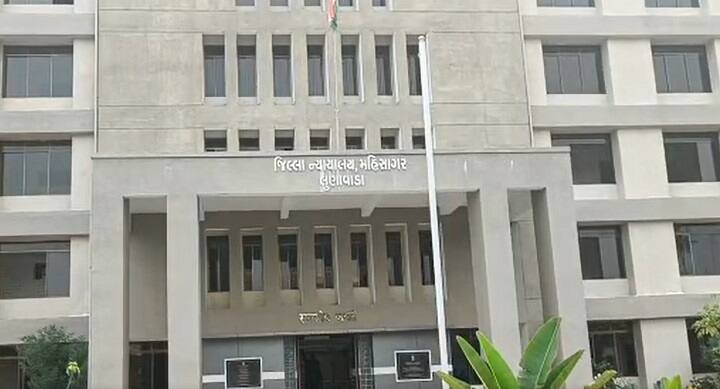 The court sentenced two accused in the case of robbery with murder in Santrampur સંતરામપુરમાં લૂંટ વીથ મર્ડર કેસમાં બે આરોપીઓને મહિસાગર કોર્ટે ફટકારી સજા