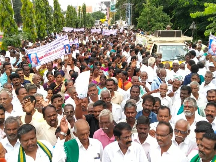 Milk producers protest in Salem demanding increase in milk purchase price TNN பால் கொள்முதல் விலையை உயர்த்த வேண்டும் - சேலத்தில் பால் உற்பத்தியாளர்கள் ஆர்ப்பாட்டம்