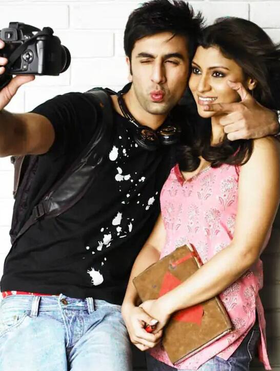 એ તો બધા જાણે છે કે આલિયા રણબીરને શરૂઆતથી જ પસંદ કરતી હતી અને તેની સાથે ફિલ્મમાં કામ કરવા માંગતી હતી. ફિલ્મ 'વેક અપ સિડ' માટે આલિયાને ઓફર કરાઇ હતી. અહેવાલો અનુસાર, આલિયાએ સૌપ્રથમ કોંકણા સેનના રોલ માટે ઓડિશન આપ્યું હતું.