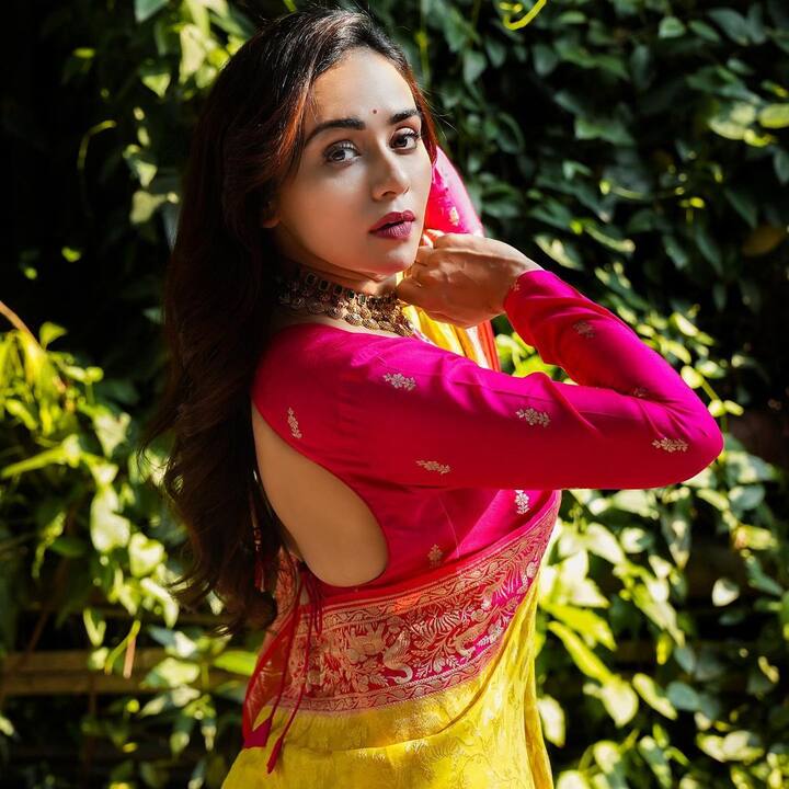 नटरंग चित्रपटातील वाजले की बारा या लावणीमुळे अमृताला विशेष लोकप्रियता मिळाली. (Amruta Khanvilkar/Instagram)