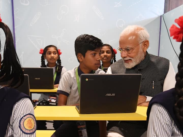 पीएम मोदी बच्चों के क्लास में गए और उनके बगल में बैठकर उनसे बातचीत की. 