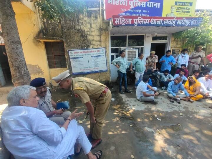 Rajasthan Crime Love Jihad case Sawai Madhopur Rajasthan MP Kirori Lal Meena on dharna ANN राजस्थान के सवाई माधोपुर में लव जिहाद का केस, थाने के बाहर धरने पर बैठे BJP सांसद किरोड़ी लाल मीणा
