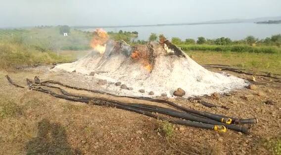 शेतकऱ्याच्या सोयाबीन गंजीला आग, लाखोंचं नुकसान