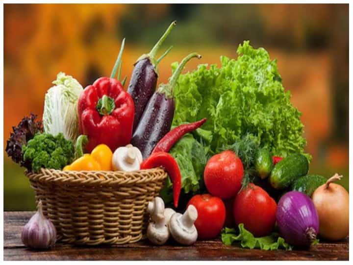 Weight Loss Diet: सब्जियां खाकर भी आसानी से वजन घटा सकते हैं. मोटापा कम करने के लिए डाइट में हरी सब्जियां ज्यादा शामिल करें. इससे वजन घटाने में आसानी होगी. ये 5 हरी सब्जियां मोटापा कम करती हैं.