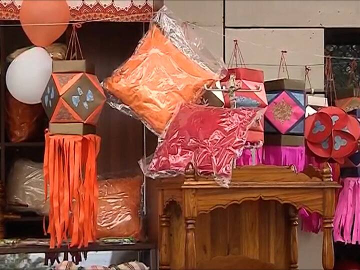 या खास विक्री केंद्रातून कारागृहातील कैद्यांनी तयार केलेल्या विविध वस्तू रेल्वे प्रवाशांना खरेदी करता येणार आहेत.