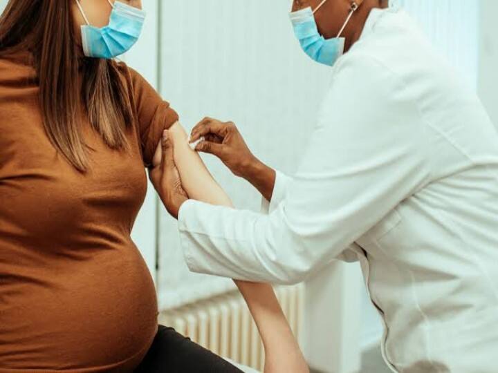 health tips Covid Vaccine Booster Dose compulsory in pregnancy Pregnant Women: प्रेगनेंट मह‍िलाओं को कोव‍िड-19 बूस्‍टर डोज लगवानी चाह‍िए या नहीं? जानें क्या कहते हैं हेल्थ एक्सपर्ट