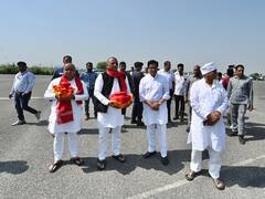 Mulayam Singh Asthi Visarjan: संगम में हुआ नेताजी का अस्थि विसर्जन, अखिलेश के साथ दिखे भाई धर्मेंद्र और चाचा शिवपाल