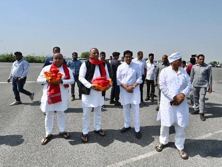 और सैफई हवाई पट्टी पर निजी विमान के जरिए प्रयागराज के लिए रवाना हुए. उनके साथ चाचा शिवपाल और भाई धर्मेंद्र भी मौजूद रहे.