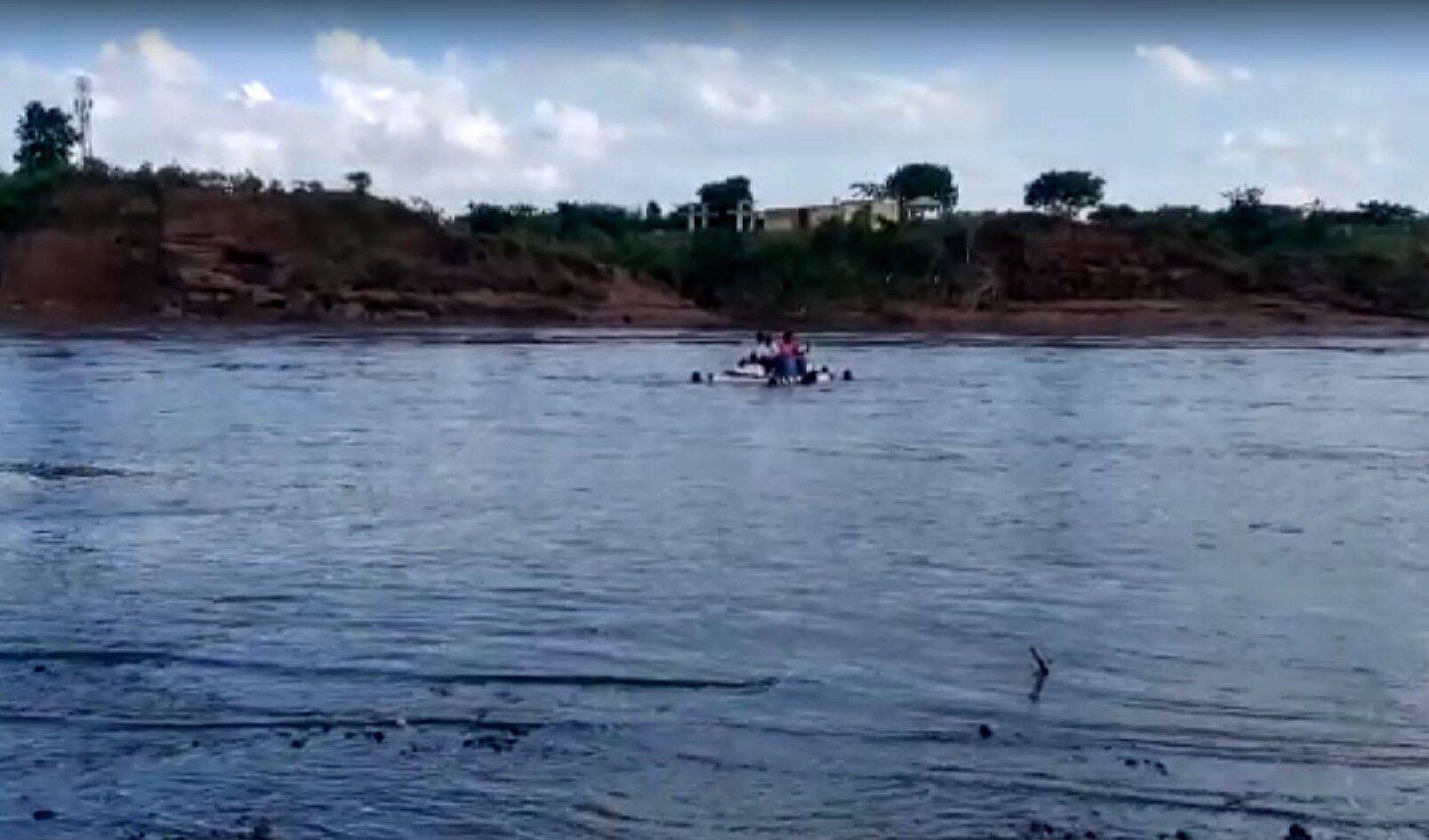 Andavelli Bridge: కుప్పకూలిన అందవెల్లి బ్రిడ్జి, రాకపోకలు బంద్ - తెప్పల్లో విద్యార్థులు!