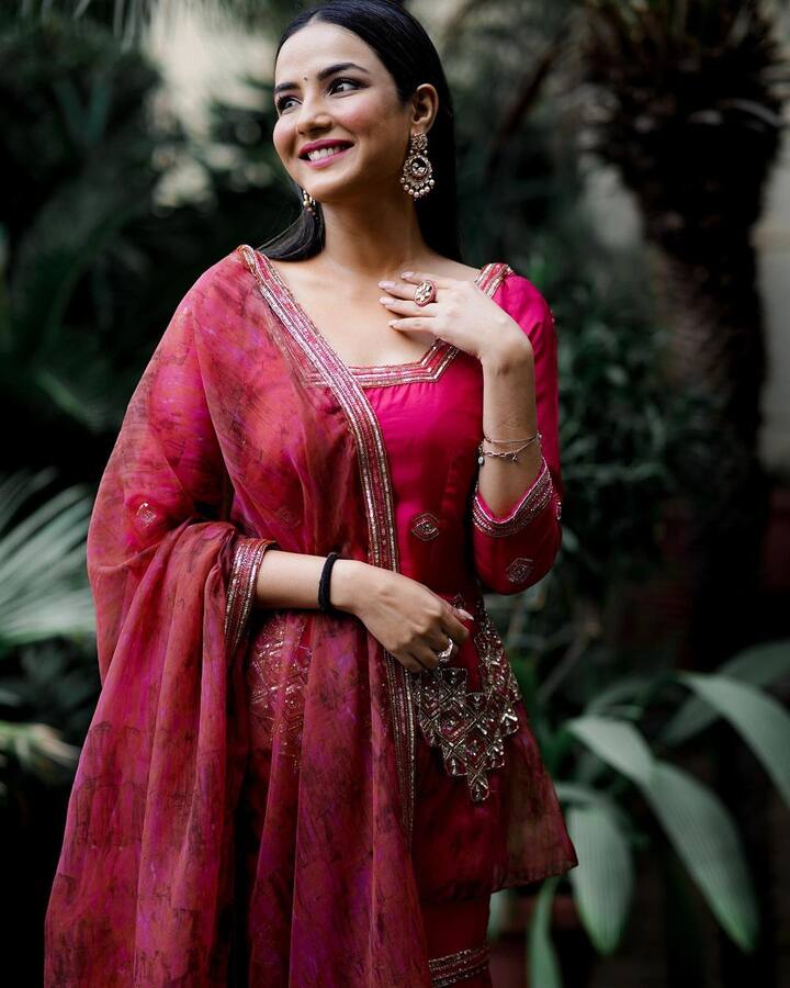 कपाळावरची टिकली तिच्या लुकमध्ये भर घालत आहे. आपली स्टाइल दाखवत अभिनेत्रीने कॅमेऱ्यासमोर अनेक पोझ दिल्या आहेत. (फोटो सौजन्य :/jasminbhasin2806/इंस्टाग्राम)