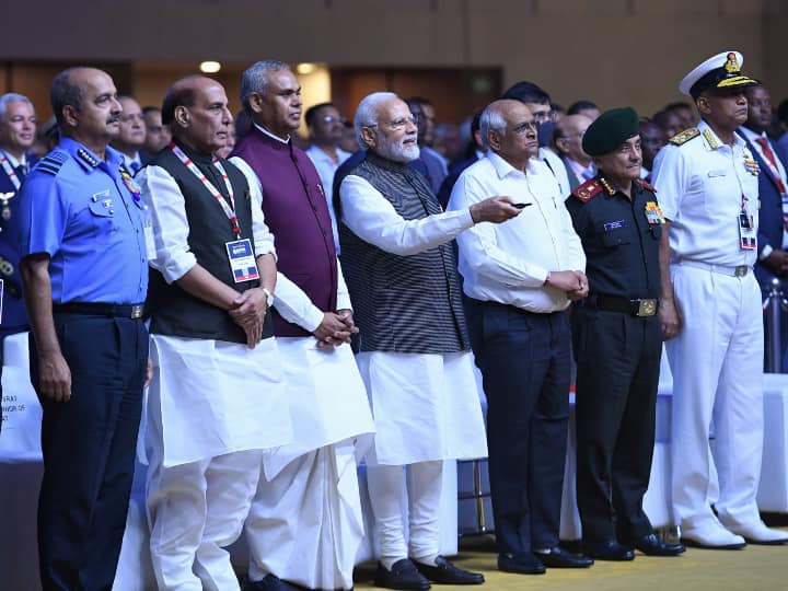 पीएम मोदी के गुजरात के सीएम भूपेंद्र पटेल और देश के रक्षा मंत्री राजनाथ सिंह मौजूद रहे.