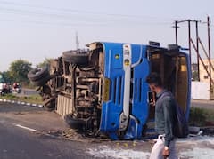 इंदौर से उदयपुर जा रही बस पलटी, ड्राइवर-कंडक्टर समेत आठ घायल, यात्रियों ने बताई हादसे की वजह