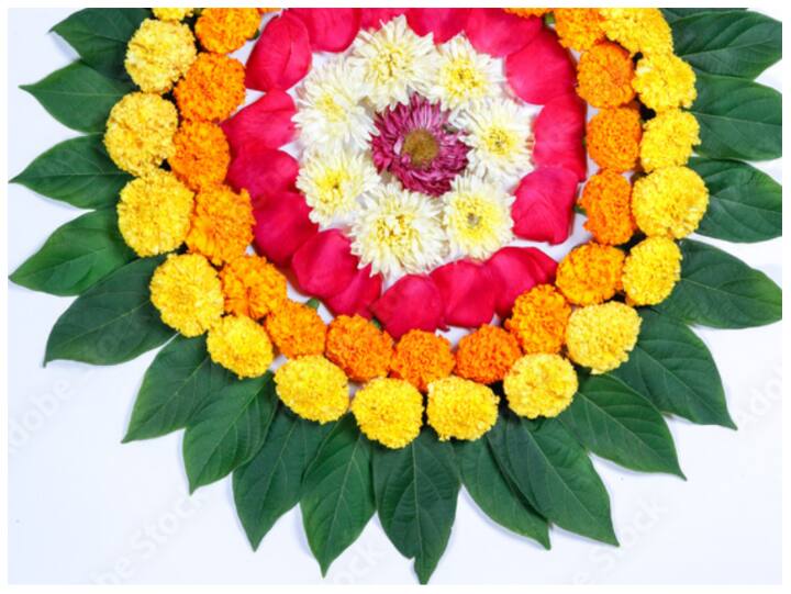 दिवाली पर आम के पत्ते या अशोक के पत्तों का इस्तेमाल करना शुभ माना जाता है. आप गेंदा के फूल और पत्तों के साथ ये रंगोली बना सकती हैं.
