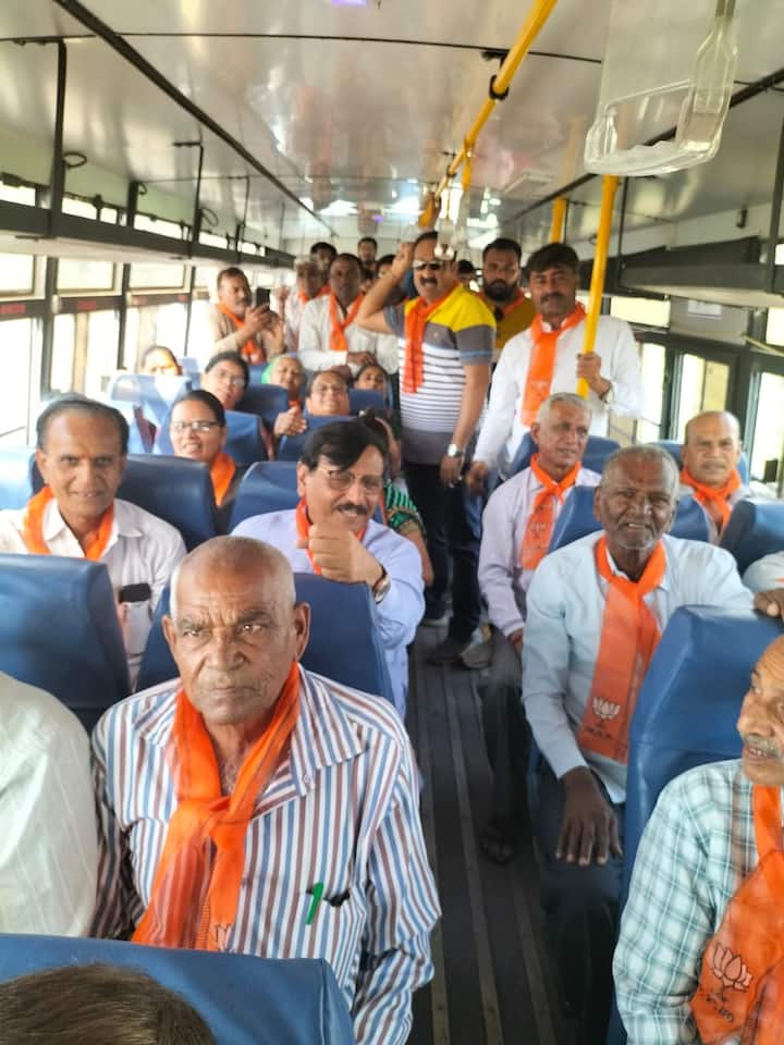 મોરબીના કાર્યકરો સાથે મંત્રી રાજકોટ રવાના થયા હતા. બસમાં તેમની સાથે ભાજપના કાર્યકરો સામેલ થયા હતા.