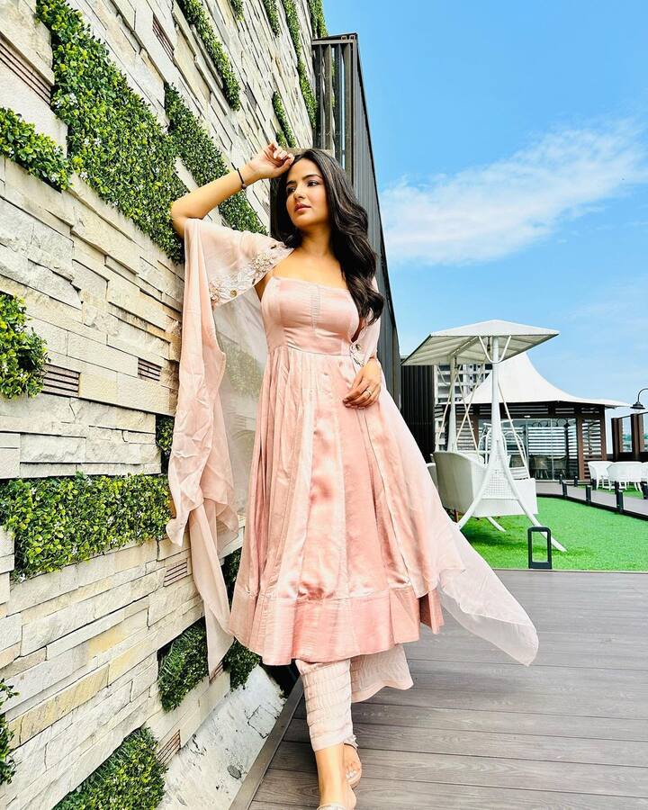 लेटेस्ट लूकमध्ये अभिनेत्री देसी लुकमध्ये दिसत आहे. (फोटो सौजन्य :/jasminbhasin2806/इंस्टाग्राम)