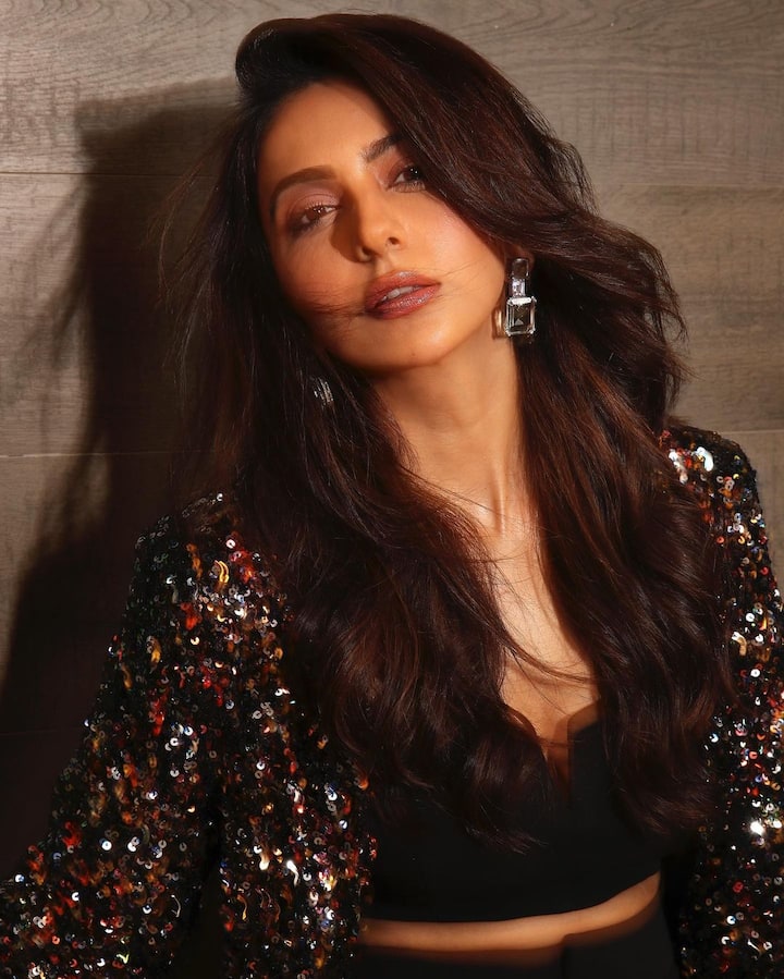 रकुलने न्यूड ग्लॉसी मेकअपसह तिचा लूक पूर्ण केला आहे. तिने आपले केस उघडे ठेवले आहेत.. (फोटो सौजन्य:rakulpreet/इंस्टाग्राम)